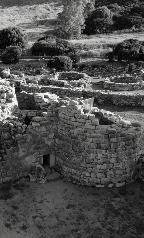Foto di nuraghi presa dall'alto in bianco e nero