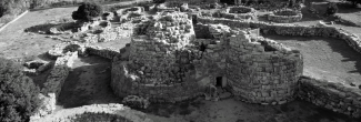 foto di nuraghe presa dall'alto in bianco e nero